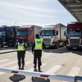 ФОТО | Десятки грузовиков ждут своей очереди на границе