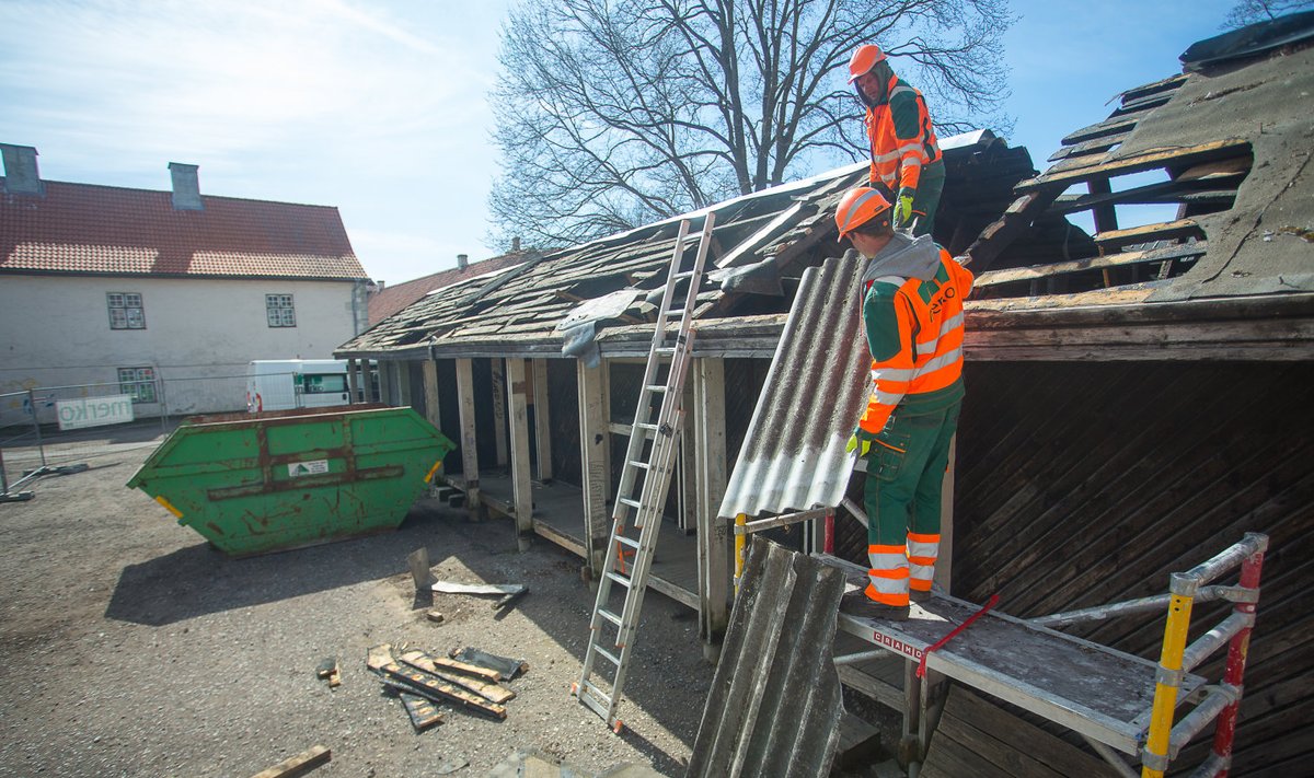 Töömehed alustasid täna vana turuhoone katuse mahavõtmisega.