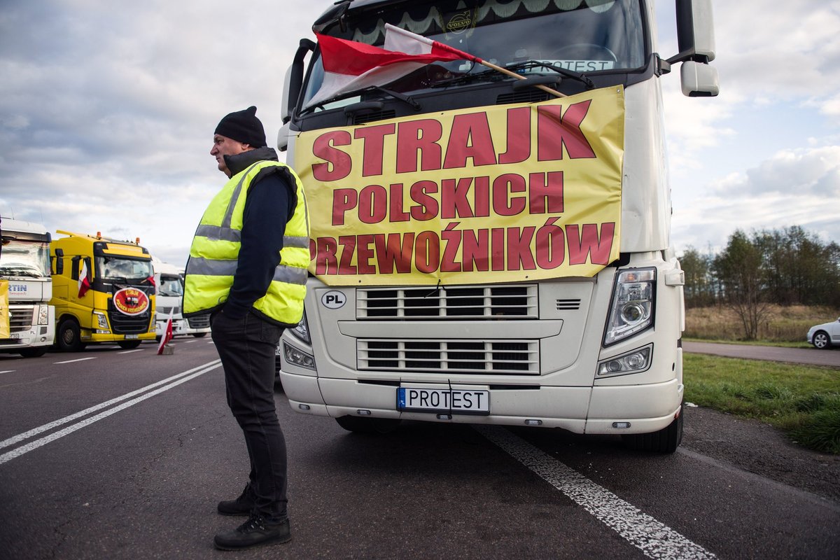Șoferii de camion slovaci amenință că se alătură blocajului de la granița cu Ucraina
