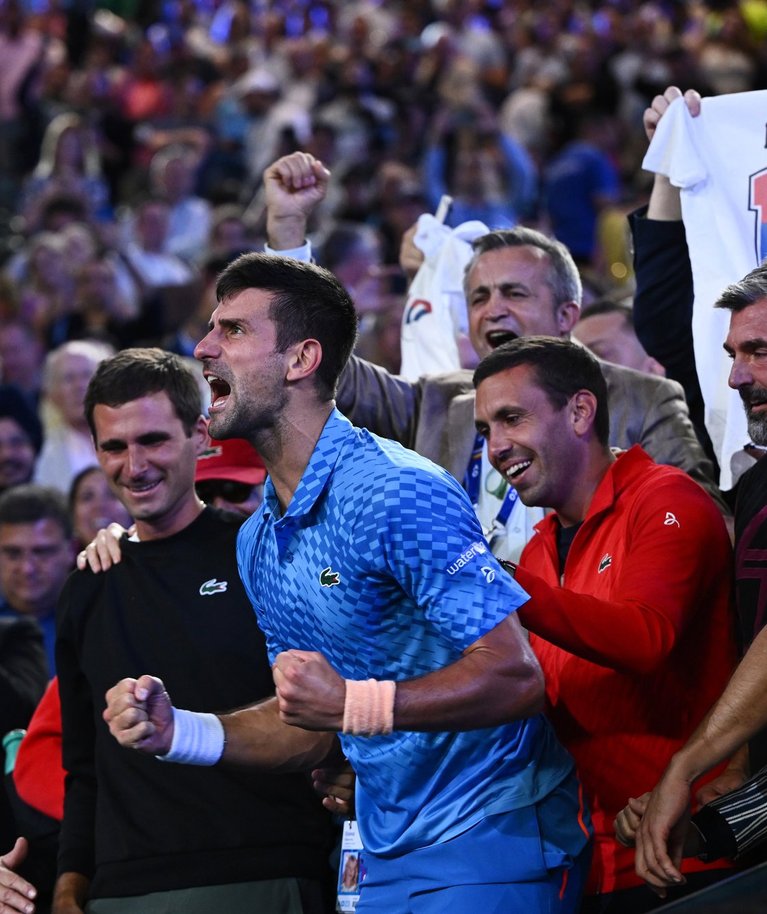 Novak Djokovic tähistab koos lähedastega Austraalia lahtiste kümnenda tiitli võitmist.