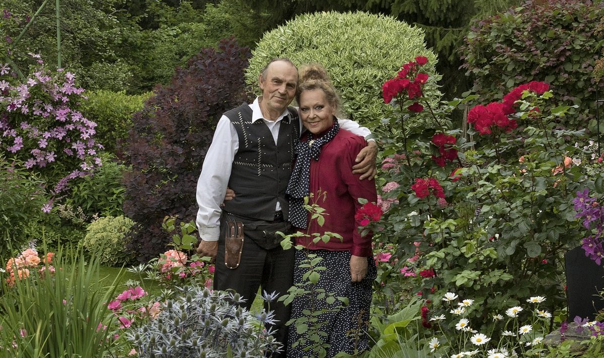 Elgi ja Viktor Treimuth oma suvekodu kaunis aias.