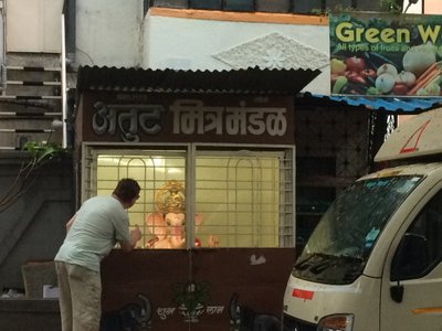ÜKS VÄRSKE AJALEHT, PALUN: Andres Maimik teeb India hommikus kaupa kohaliku leheelevandiga.