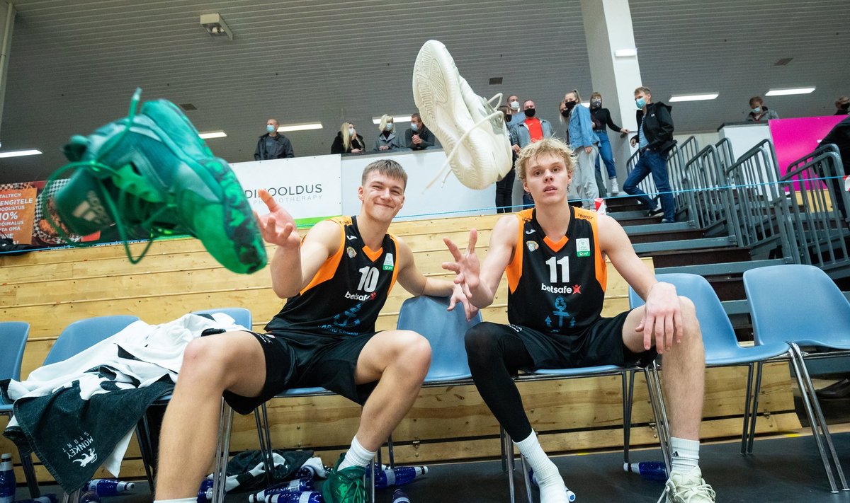 Peatselt 18-aastaseks saav Hugo Toom (vasakul) ja juba 18-aastane Kasper Suurorg on Pärnu Sadama meeskonnas teeninud rohkelt väärt mänguminuteid.