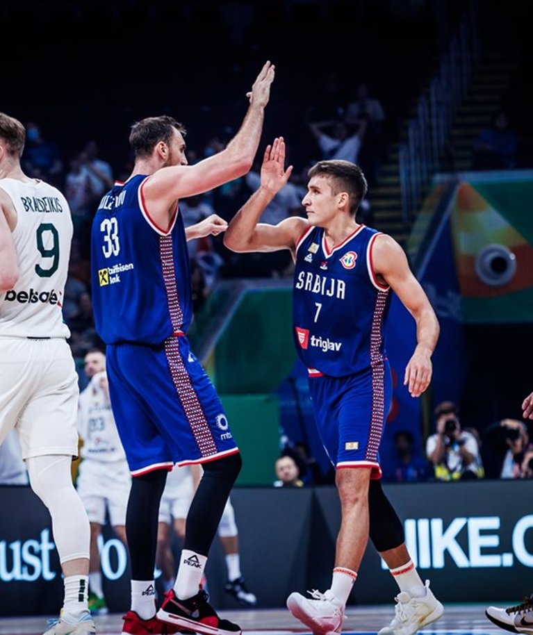 Nikola Milutinov (33) ja Bogdan Bogdanović (7) vedasid Serbia MM-il nelja parema sekka.
