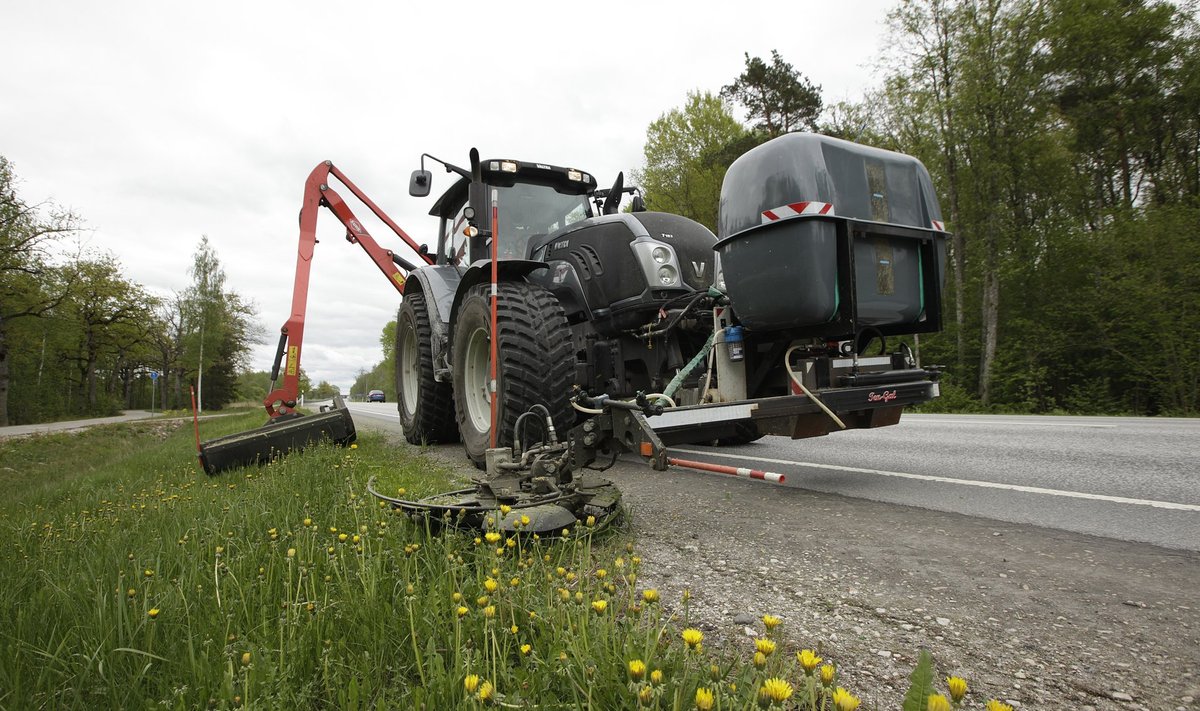 Traktor Haapsalu lähedal maanteeserva niitmas.