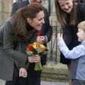 FOTOD: Eriti nunnu žest! Kate Middleton käis koolilastel külas ja pisikene poiss kinkis talle lillekimbu