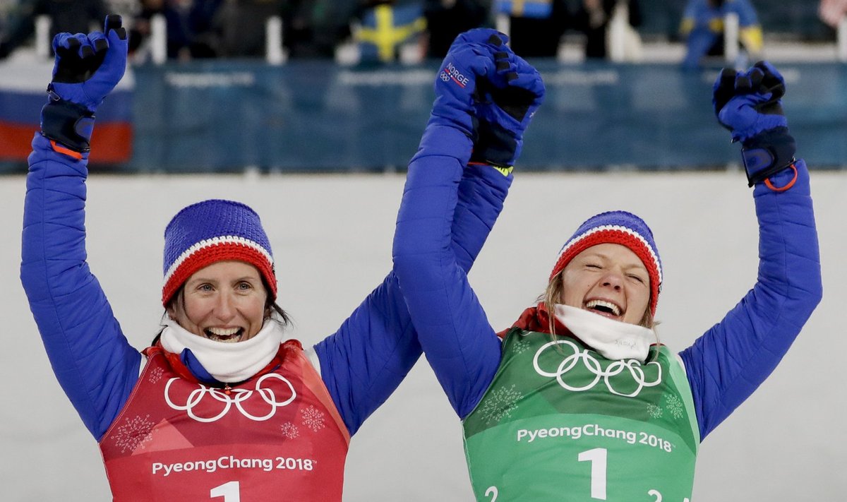 Marit Bjørgen (vasakul) võib koos Maiken Caspersen Fallaga rõõmustada – tal on nüüd talimängudelt läbi aegade suurim medalikogu.