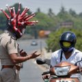 ФОТО | Полицейский вышел на улицы в экстравагантном шлеме в виде коронавируса