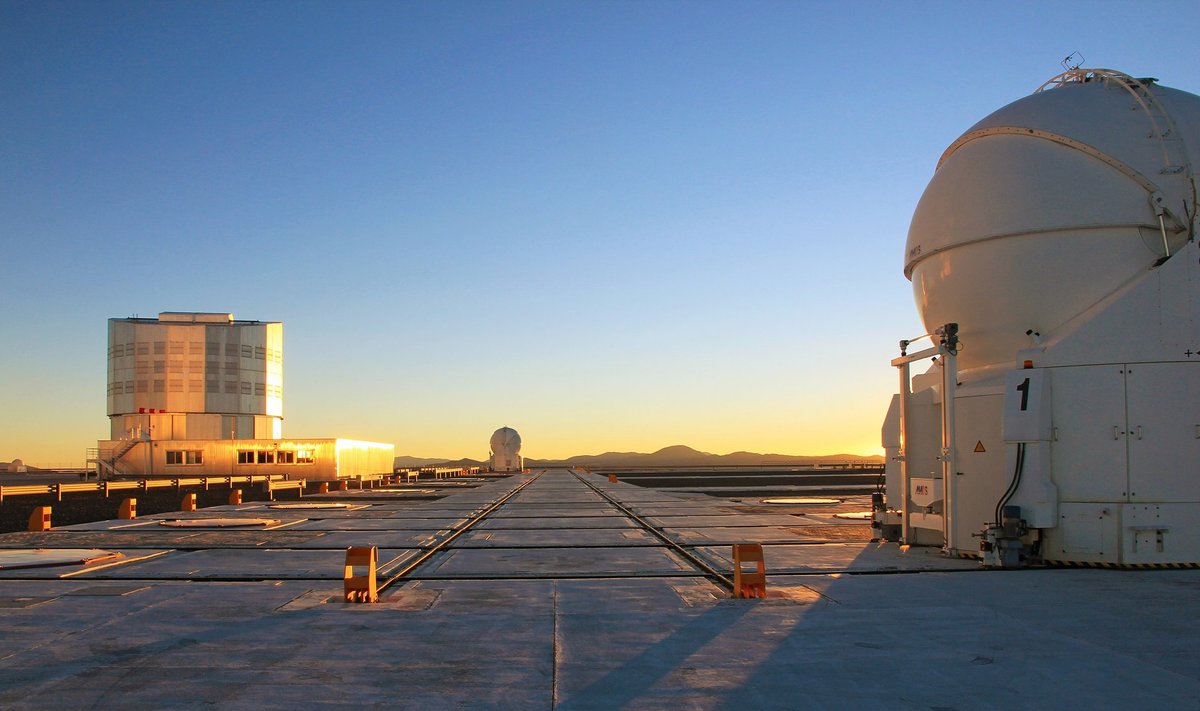 Tšiilis asuv Very Large Telescope, ehk eesti keeles "väga suur teleskoop", millega planeet avastati ja üles pildistati