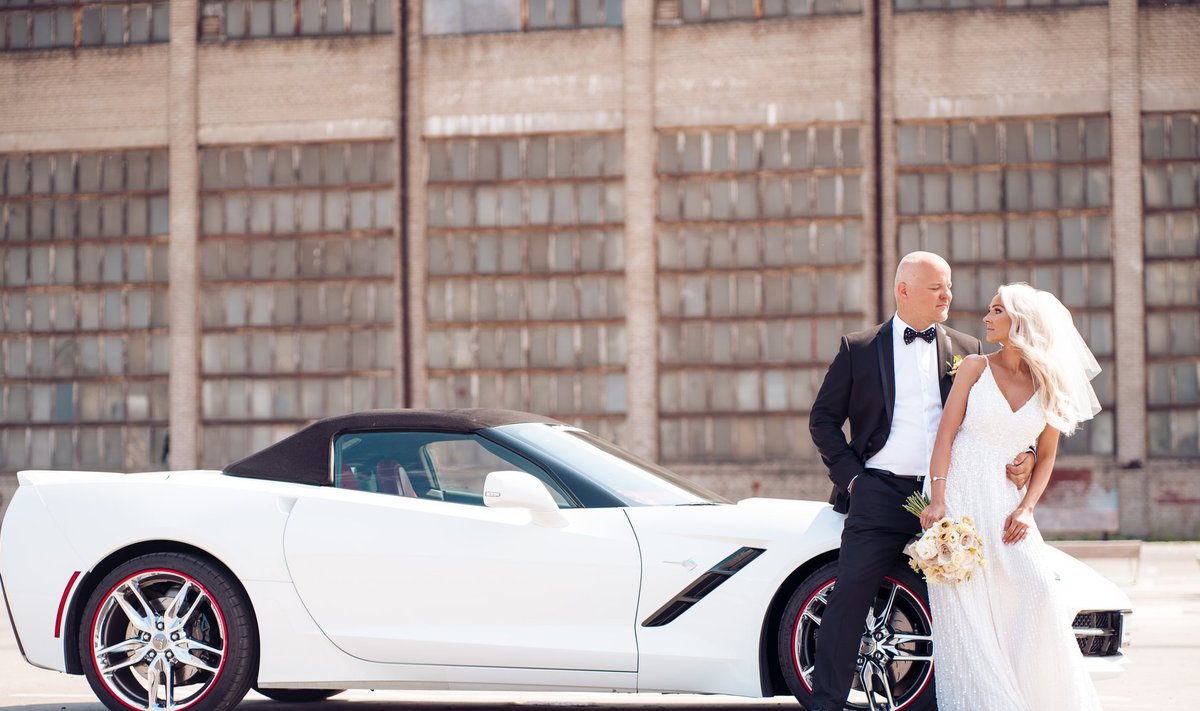 ￼PULMAAUTOKS oli valge Ameerika iludus Corvette C7 kabrio American Beauty auto- salongist, sohvriks peig- mees isiklikult. Pärast pidu sõitis paar autoga Lätti nädalalõppu veetma. Kaugem reis ootab veel ees.