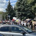 ФОТО | Под палящим солнцем: в Нарве на Петровской площади образовалась огромная очередь к погранпункту