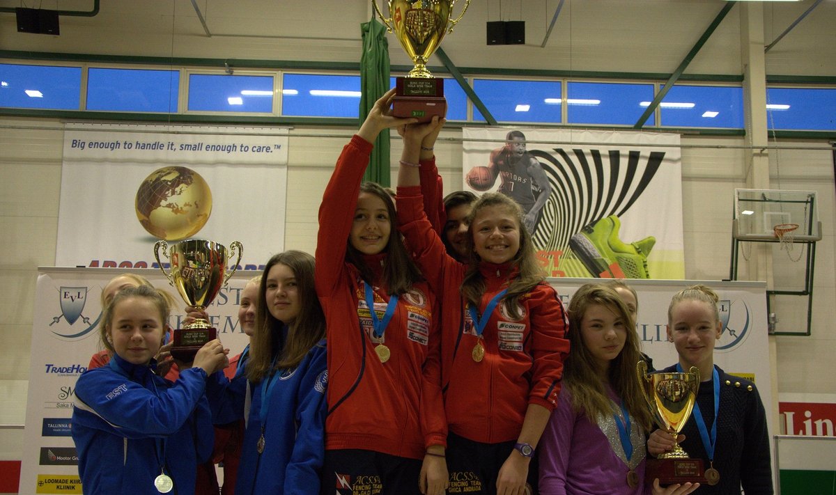 Tüdrukute võistkonnavõistluse poodium: Eesti (II koht), Rumeenia (I koht), Eesti 2 (III koht).