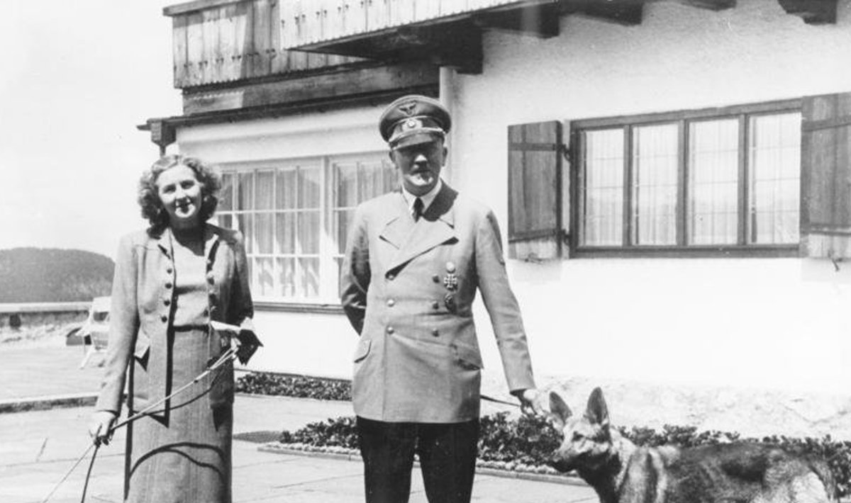 1942: Hitler ja Eva Braun koertega jalutamas, lambakoer Blondi ka pildil (Foto: Wikimedia Commons / Saksa riigiarhiiv)