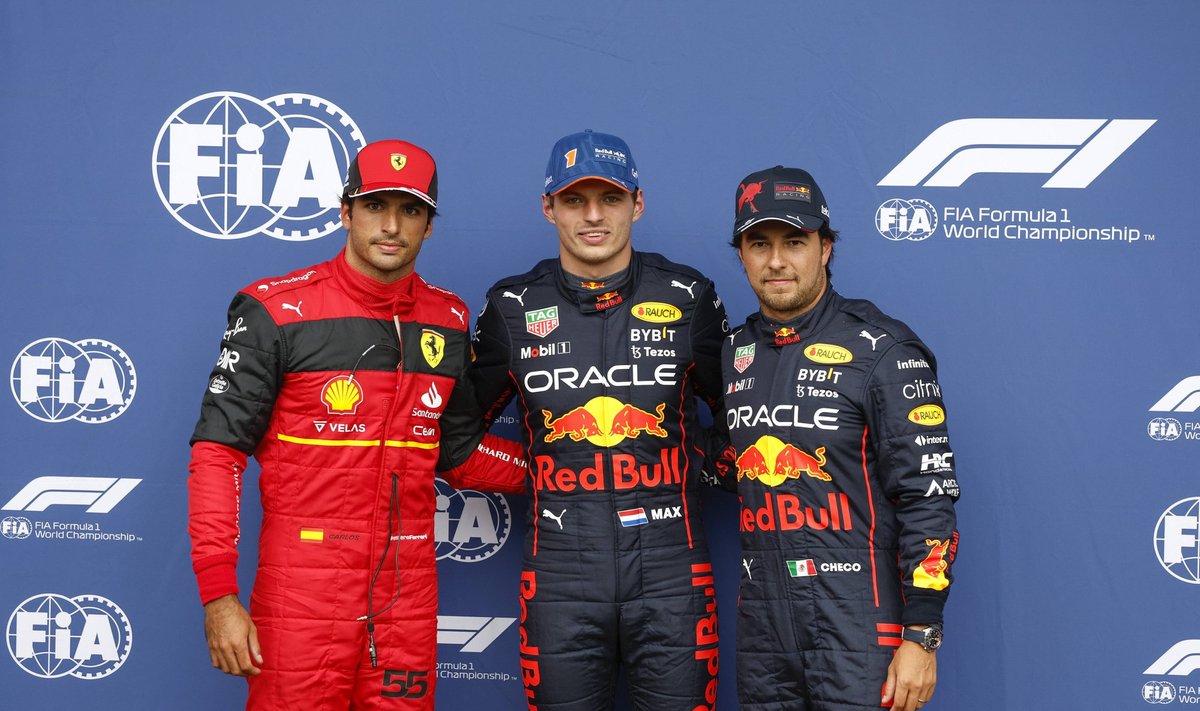 Carlos Sainz, Max Verstappen ja Sergio Perez..