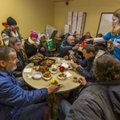 FOTOD ja VIDEOD: Vabatahtlikud jagasid Kopli supiköögis abivajajatele suupisteid ja riideid