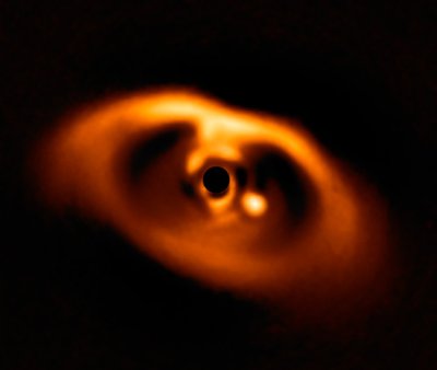 Just selline on teadlaste poolt jäädvustatud pilt eksoplaneedist PDS 70b. Pildi keskel olev on tähesüsteemi keskne täht, mille valgus on ära summutatud, vastasel juhul poleks pildil midagi näha. Värskelt sündinud planeet on mustast august paremal.