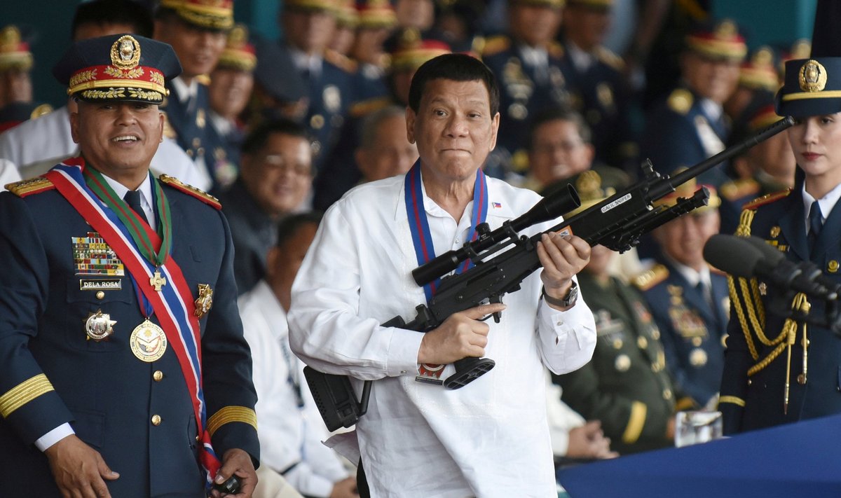 Vägivaldset narkovastast sõda alustanud Filipiinide president Rodrigo Duterte 2018. aasta fotol, käes snaipripüss.