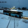 ФОТО | Не повторяйте! В Маарду автобус чуть не попал под поезд 