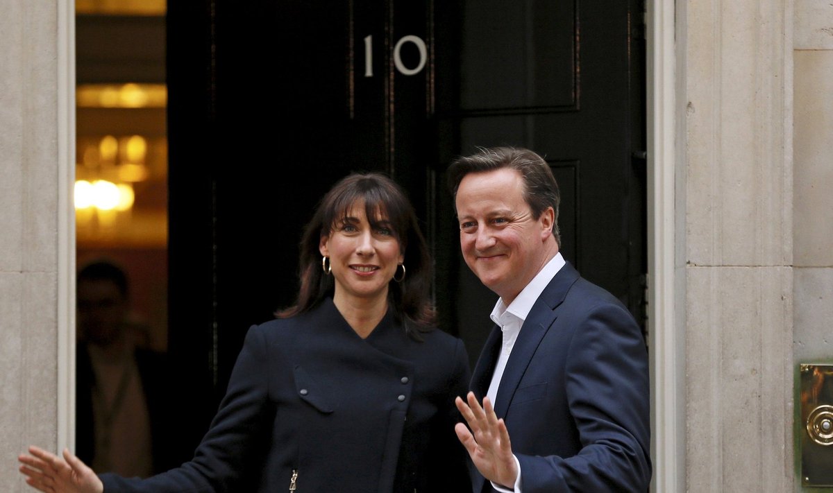 Võidukas David Cameron naasis abikaasa Samanthaga peaministri residentsi Downing Street 10, kus ta sai veel viieks aastaks töötamise loa.