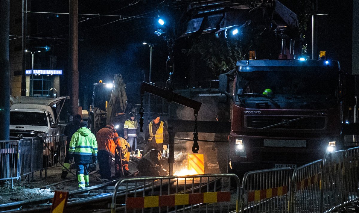 ÖÖRAHU: Mõnikord on öörahu rikkujaks kortermaja naabrid, teinekord linnavalitsus, kes elanike une arvelt teetöid teha eelistab. Fotol Tartu maantee trammiteeremont.