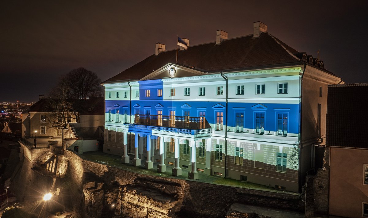 Дом Стенбока окрасился в цвета флага Финляндии.