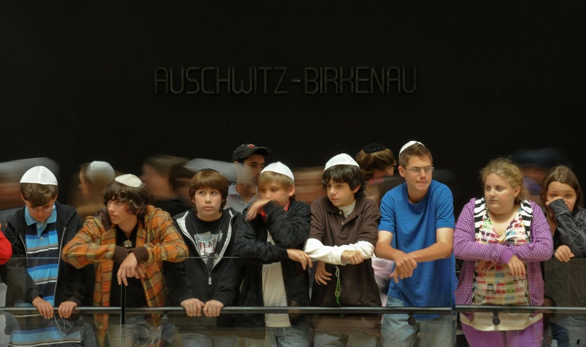 Saksamaa on suutnud minevikuga rahu teha. Pildil külastavad Auschwitzi koonduslaagrit juudi kooliõpilased.