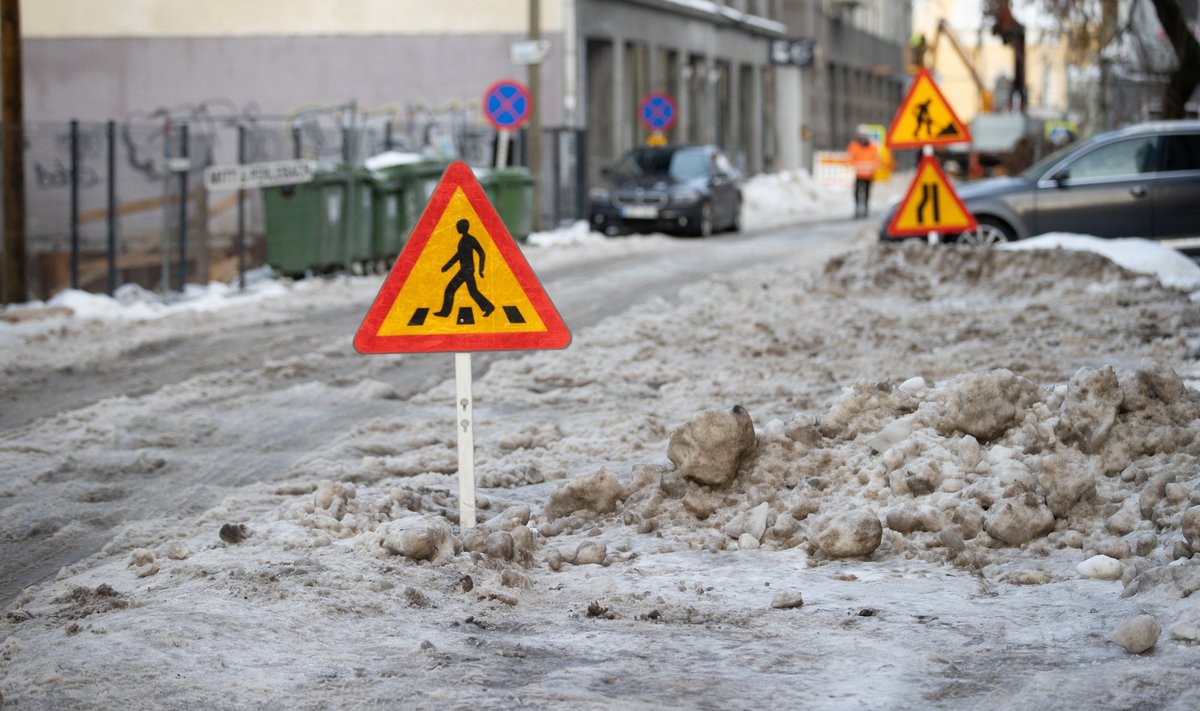 Ilmaprognoosi kohaselt on täna oodata lund ja lörtsi, sekka tuleb ka jäävihma. Foto on pealinnas tehtud eile.