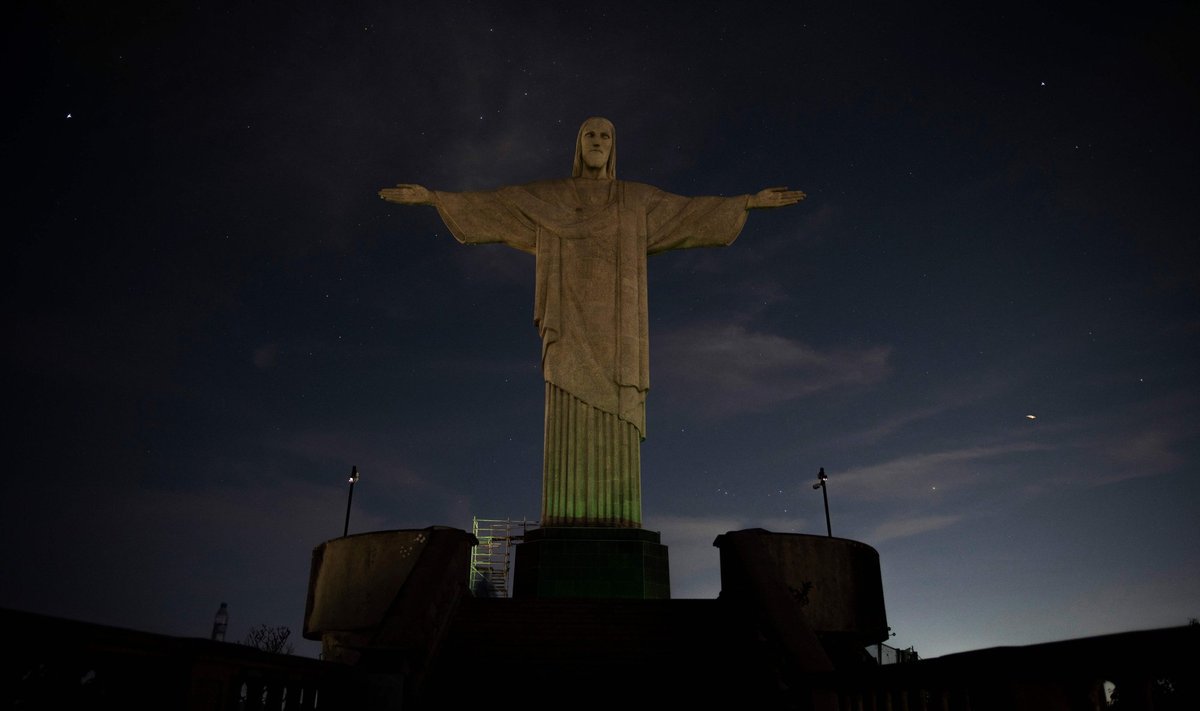Lunastaja Kristuse kuju Rio de Janeiro õhtuhämaruses.
