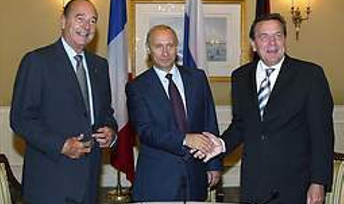 KOHE NÄHA, ET VANAD SÕBRAD: Jacques Chirac, Gerhard Schröder ja pildilt puuduv Silvio Berlusconi lõid Putinile meeldimise ja väikeriikidest mittehoolimise poliitika, mille vilju nüüd maitseme. Afp