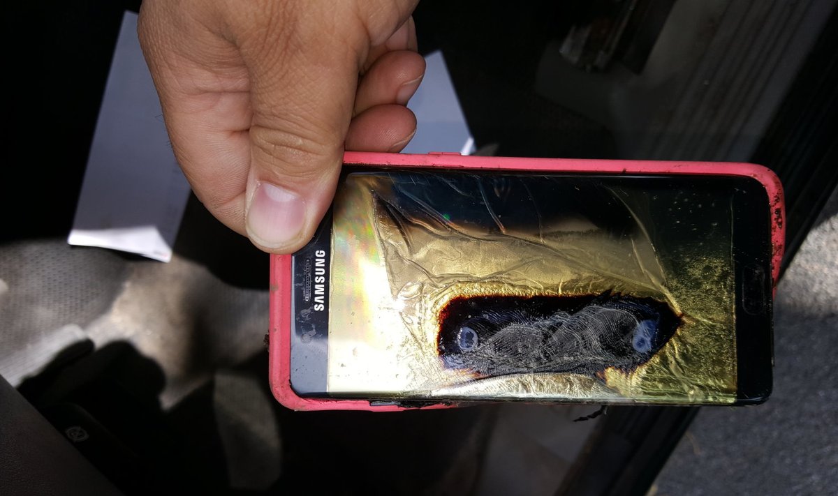 USA Minnesota osariigi elanik Andrew Zuis näitab oma tütre asendustelefoniks saadud Note7-t, mis lapse käes süttis ja sulama hakkas. 