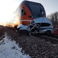 ФОТО: В Ида-Вирумаа столкнулись пассажирский поезд и легковой автомобиль: двое погибших