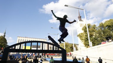 FOTOD | Vabaduse väljakul sõidetakse rula ja BMX-iga üle Tartu Kaarsilla koopia