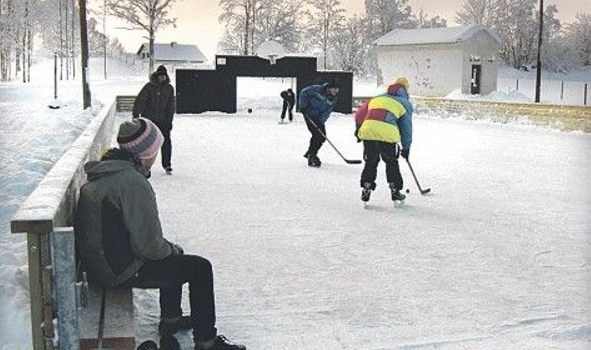 Ka Kehtna vallas Kaereperes on külarahvas rajanud päästemeeste abiga liuvälja.