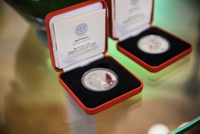 Tokyo olümpiamängudele pühendatud hõbemünt, mille on kujundanud Ander Avila.