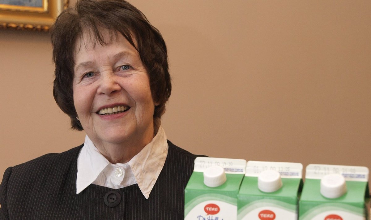 Marika Mikelsaar koos piimhappabaktereid sisaldavate piimatoodetega.