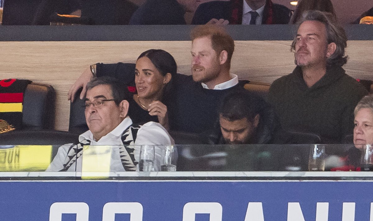 Harry ja Meghan hokimängu nautimas.