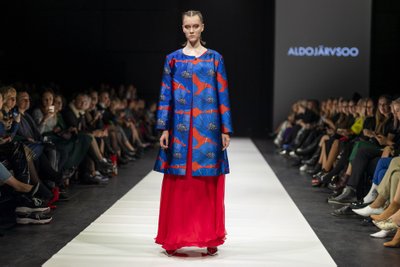 Aldo Järvsoo glamuurse mantli minimalistlikku tegumoodi täiendavad tugevad värvid ja suur trükimuster.