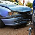 DELFI FOTOD: Opelit juhtinud vanem naine põrutas Viljandis Audile külje pealt sisse