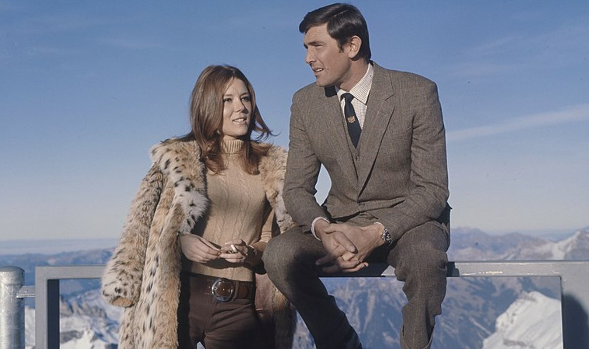 George Lazenby mängitud Bond möllas 1968. aastal filmis „Tema Majesteedi salateenistuses” hoopis Šveitsi Alpides, mitte Baltikumis, nagu oli hoiatanud Filmspiegel.
