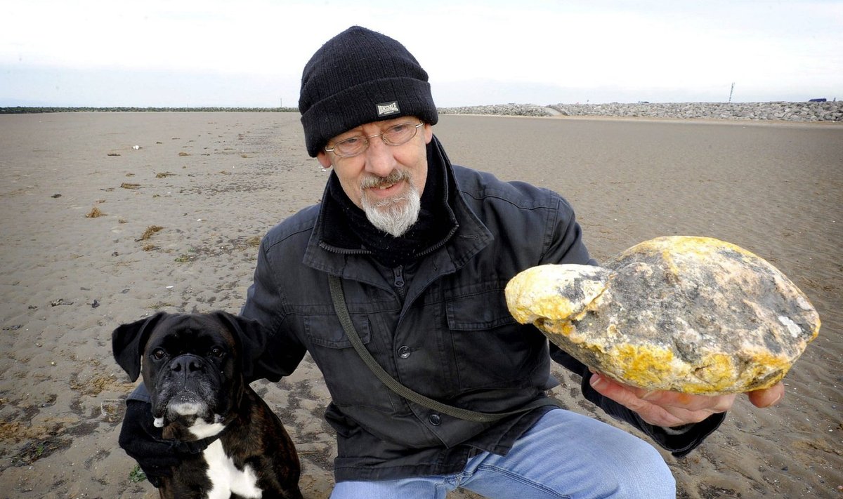 Pildil ei ole Sinani vaid üks briti mees, kelle koer leidis samuti ambra. Mehele pakuti selle leiu eest 50 000 eurot.