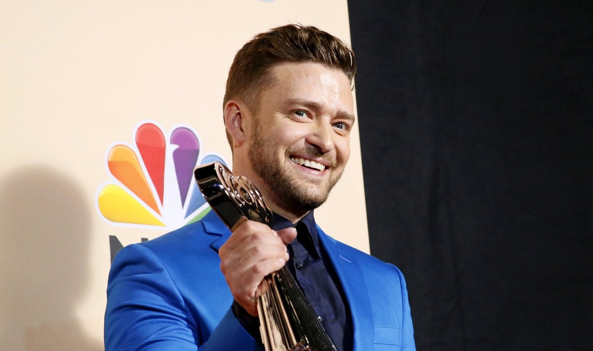 Justin Timberlake poses with iHeartRadio Innovator Award backstage at 2015 iHeartRadio Music Awards in Los Angeles