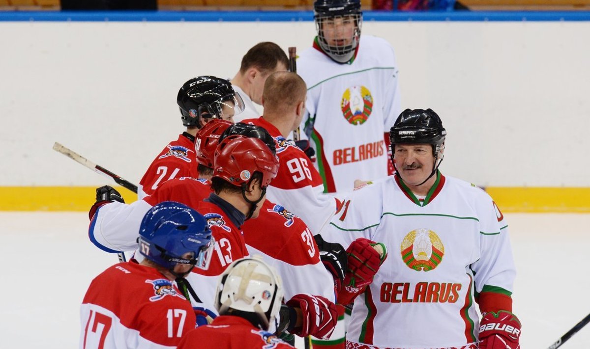 Александр Лукашенко (справа) - большой любитель хоккея