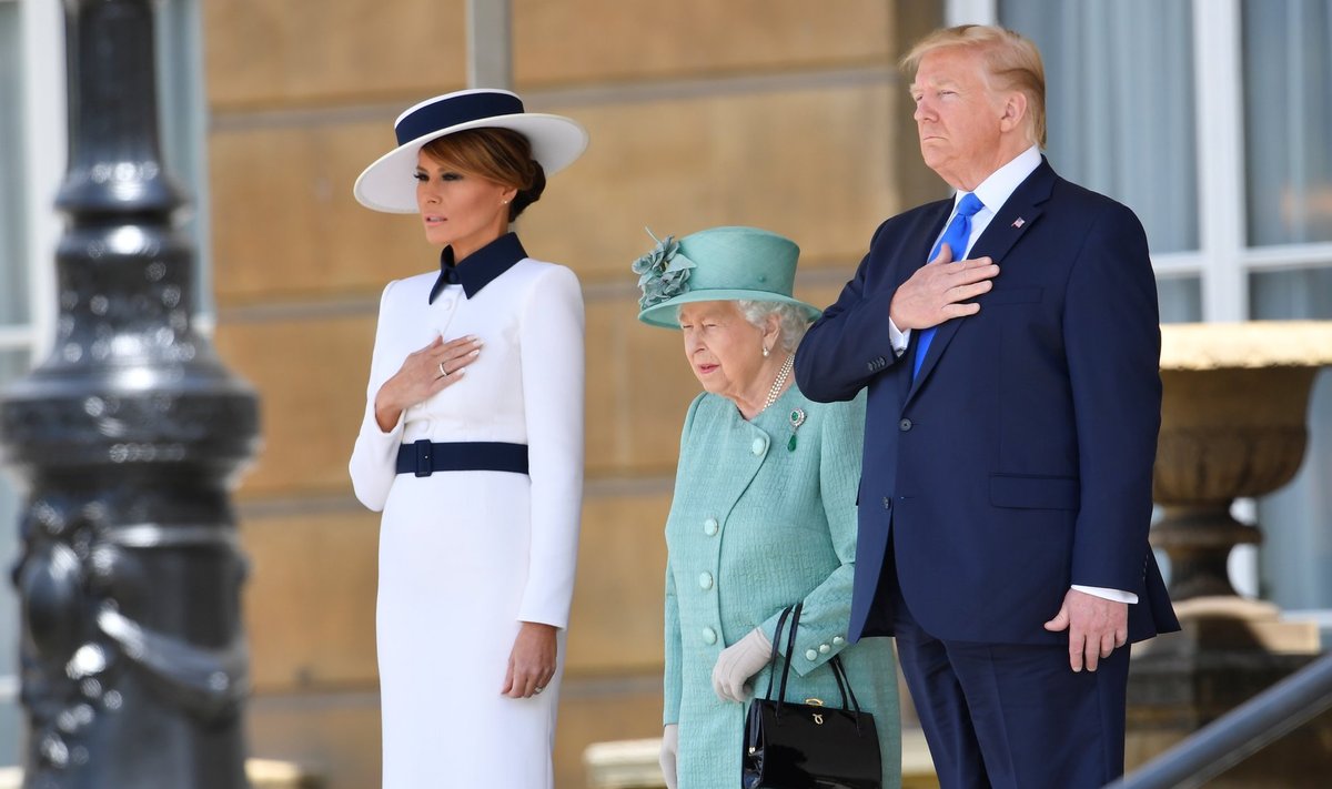 USA president Donald Trump, abikaasa Melania Trump ja Suurbritannia kuninganna Elizabeth II eile Londonis Buckinghami palees tervitustseremoonial