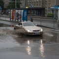 DELFI FOTOD: Lexus poolenisti vees ehk suvine paduvihm pani Tallinna kesklinna uputama