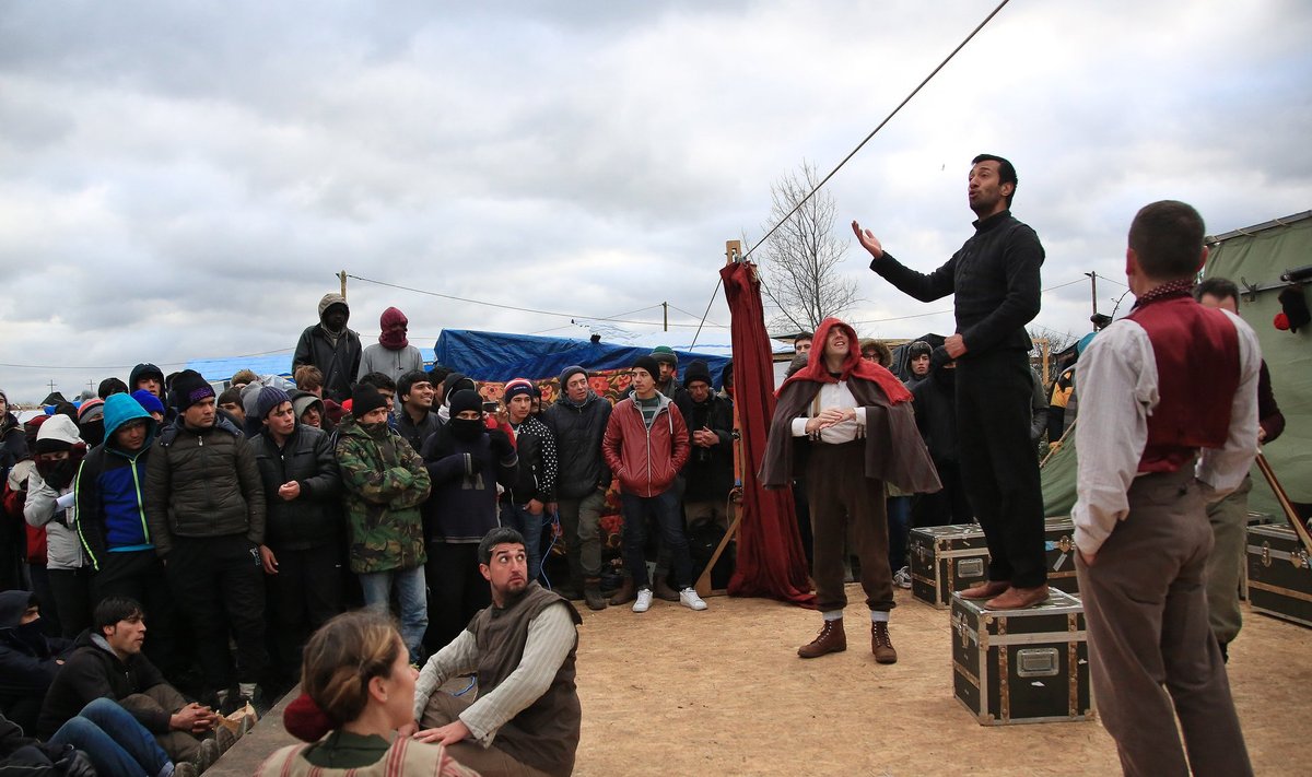 Shakespeare’i koduteater The Globe esitas  „Hamletit”  ka Calais’ põgenikelaagris. Etenduse vastu tunti suurt huvi, osa vaatajaid pidi seda lausa lavalt jälgima.