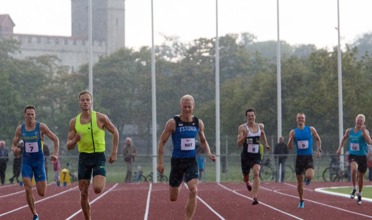 Rasmus Mägi (vasakult teine) edestas 400 meetri distantsil napilt selle ala Eesti rekordimeest Marek Niitu.