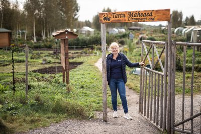 Jane Normann Linnupargis asuva Tartu maheaia väravas.