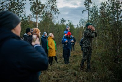 Kuidas metsa hõikad. Looduse- ja metsamees Taavi Ehrpais viis matkaseltskonna mullusel metsarahvapäeva üritusel rappa.