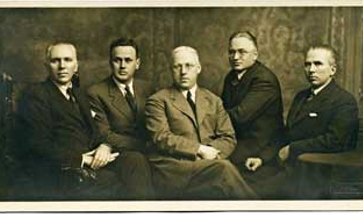 ÄRIDÜNASTIA: Vennad (vasakult) Joakim, Evald, Aleksander, Voldemar ja Eduard Puhk u. 1935. Anna Mirjam Kaberi erakogu