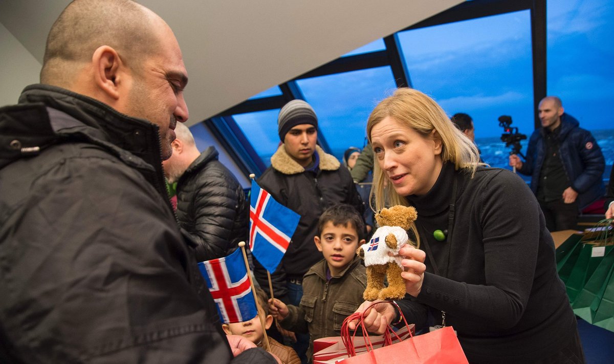 TERE TULEMAST: Islandi sotsiaalminister Eyglo Hardardottir tervitab lennujaamas esimest Süüria põgenike gruppi Islandil. 